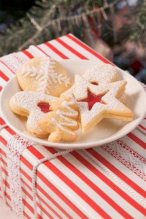 simsearch:659-02213379,k - Assorted Christmas biscuits on gift box Foto de stock - Royalty Free Premium, Número: 659-02213380