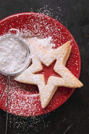 Jam biscuit on plate with icing sugar Stock Photo - Premium Royalty-Free, Code: 659-02213381