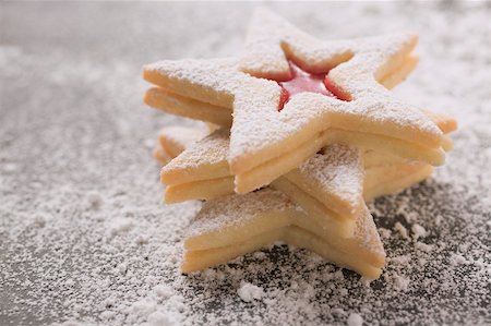 dolci natalizi - Three jam biscuits with icing sugar, in a pile Fotografie stock - Premium Royalty-Free, Codice: 659-02213390