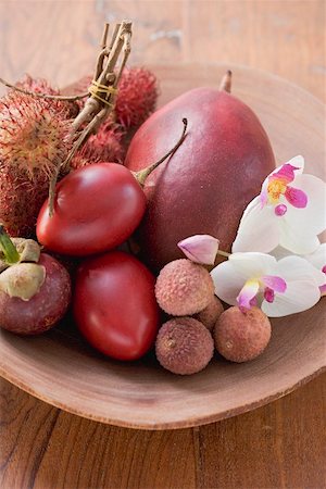 false lychee - Assortiments de fruits exotiques dans un plat avec des orchidées Photographie de stock - Premium Libres de Droits, Code: 659-02213437