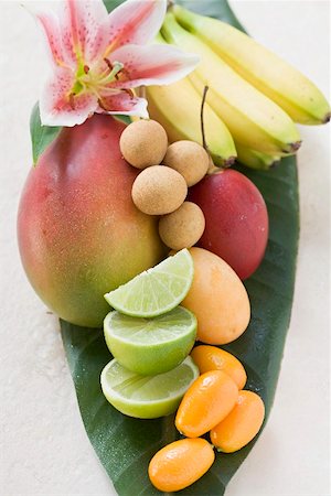 Assorted exotic fruits on banana leaf Foto de stock - Sin royalties Premium, Código: 659-02213432