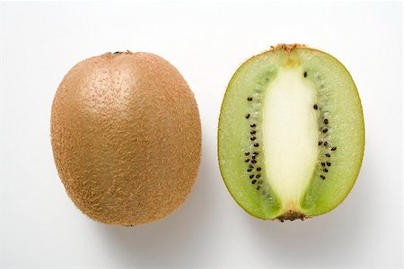 Whole kiwi fruit & half a kiwi fruit (longitudinal section) Stock Photo - Premium Royalty-Free, Code: 659-02213454