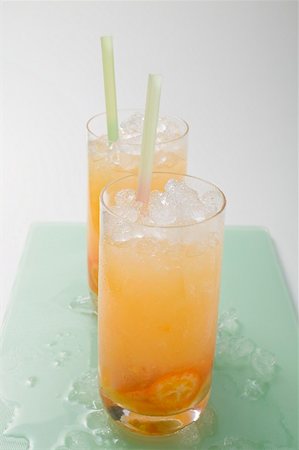 simsearch:659-06373865,k - Two fruity drinks with kumquats and crushed ice Foto de stock - Sin royalties Premium, Código: 659-02213487