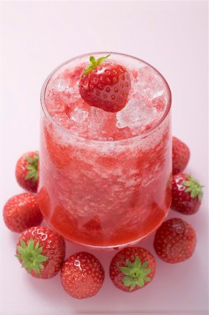 simsearch:659-03529220,k - Boisson aux fraises fruitée, entouré de fraises fraîches Photographie de stock - Premium Libres de Droits, Code: 659-02213489