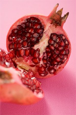 pomegranate cut up - Pomegranate, halved, on pink background Foto de stock - Sin royalties Premium, Código: 659-02213521