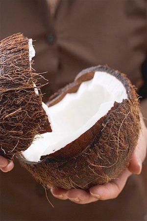 simsearch:659-02213538,k - Hands holding halved coconut Foto de stock - Sin royalties Premium, Código: 659-02213536