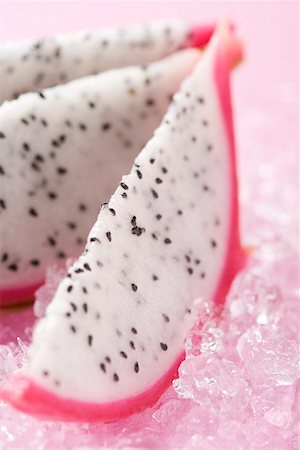 dragonfruit - Coins de pitahayas sur glace pilée Photographie de stock - Premium Libres de Droits, Code: 659-02213530