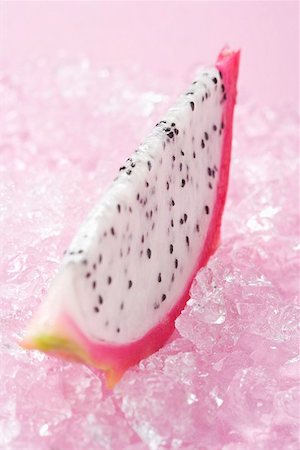 simsearch:659-02213529,k - Wedge of pitahaya on crushed ice Foto de stock - Royalty Free Premium, Número: 659-02213531