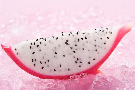 dragonfruit - Coin de pitahayas sur glace pilée Photographie de stock - Premium Libres de Droits, Code: 659-02213532