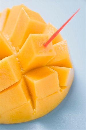 diced fruit - Diced mango still attached to the skin with cocktail stick Foto de stock - Sin royalties Premium, Código: 659-02213542