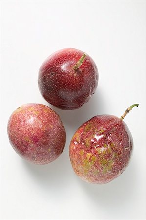 Three purple passion fruits Foto de stock - Sin royalties Premium, Código: 659-02213589