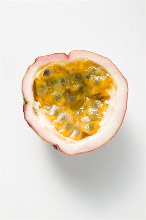 simsearch:659-01844923,k - Half a purple passion fruit Foto de stock - Sin royalties Premium, Código: 659-02213592