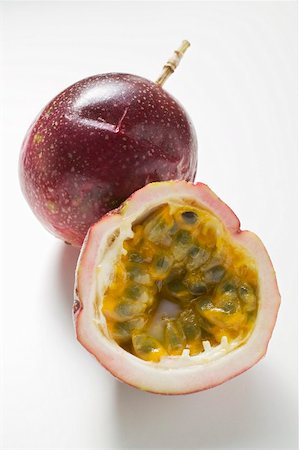 simsearch:659-02213589,k - Purple passion fruits, entiers et la moitié Photographie de stock - Premium Libres de Droits, Code: 659-02213593