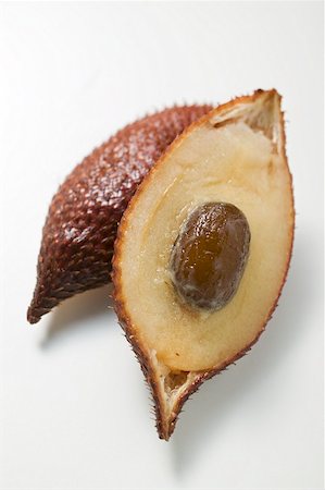 simsearch:659-02213600,k - Salak fruit, halved Foto de stock - Royalty Free Premium, Número: 659-02213608