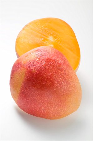 Mangue, coupée en deux, avec des gouttes d'eau Photographie de stock - Premium Libres de Droits, Code: 659-02213629