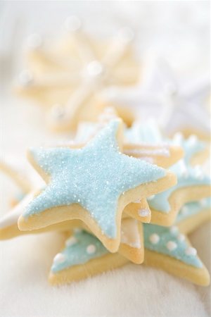 simsearch:659-03524814,k - Biscuits étoiles avec glaçage bleu et blanc Photographie de stock - Premium Libres de Droits, Code: 659-02213651