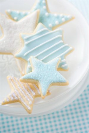 simsearch:659-01860688,k - Étoiles biscuits avec un glaçage bleu et blanc sur plaque Photographie de stock - Premium Libres de Droits, Code: 659-02213653