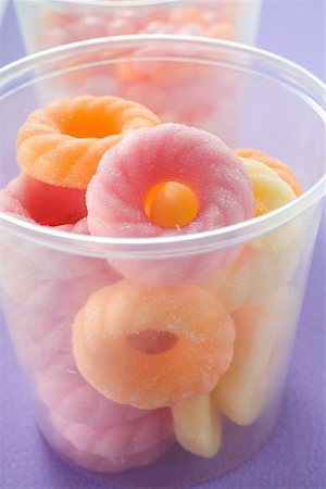 simsearch:659-03525397,k - Sugar rings and other sweets in plastic tubs Foto de stock - Royalty Free Premium, Número: 659-02213694