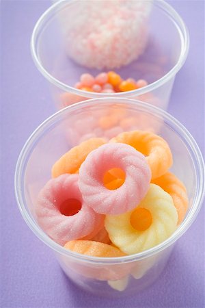 simsearch:659-03525397,k - Sugar rings and other sweets in plastic tubs Foto de stock - Royalty Free Premium, Número: 659-02213692