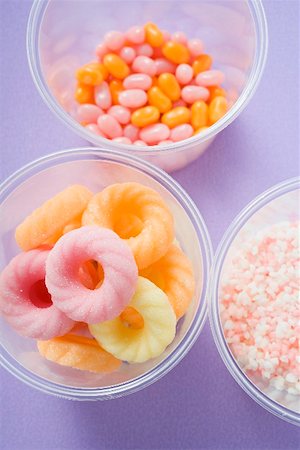 simsearch:659-03525397,k - Sugar rings and other sweets in plastic tubs Foto de stock - Royalty Free Premium, Número: 659-02213693