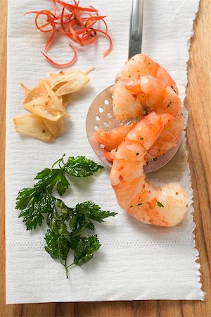 simsearch:659-03520976,k - Garlic prawns on slotted spoon, ingredients beside it Foto de stock - Sin royalties Premium, Código: 659-02213709