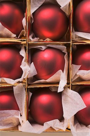 simsearch:659-02213701,k - Red Christmas tree baubles in box (overhead view) Foto de stock - Sin royalties Premium, Código: 659-02213702