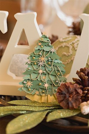 simsearch:659-03524584,k - Décorations de table de Noël (arbre de Noël, cônes) Photographie de stock - Premium Libres de Droits, Code: 659-02213718