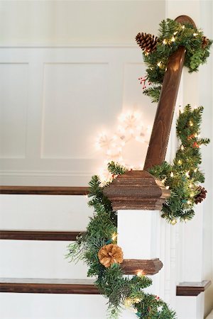 simsearch:659-02213882,k - Staircase decorated for Christmas Fotografie stock - Premium Royalty-Free, Codice: 659-02213736