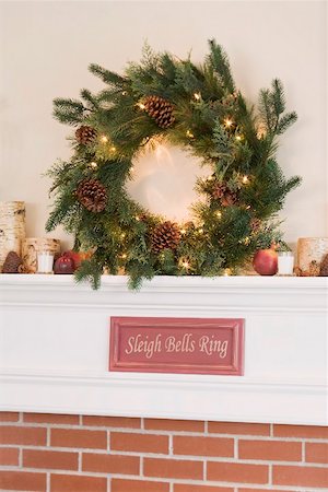 simsearch:659-02212455,k - Mantelpiece decorated for Christmas Fotografie stock - Premium Royalty-Free, Codice: 659-02213745