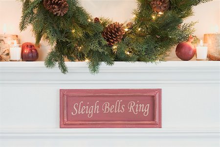 simsearch:659-02214078,k - Cheminée décorée pour Noël (détail) Photographie de stock - Premium Libres de Droits, Code: 659-02213747