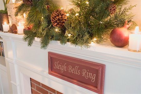 simsearch:659-02212443,k - Mantelpiece decorated for Christmas (detail) Foto de stock - Royalty Free Premium, Número: 659-02213751