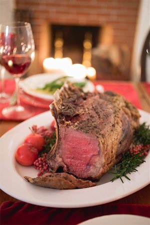 roast beef (cut of beef suitable for roasting) - Côte de bœuf sur la table de Noël devant la cheminée Photographie de stock - Premium Libres de Droits, Code: 659-02213791