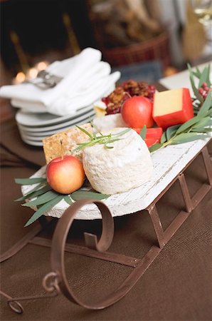 Small sleigh filled with cheese and apples for Christmas Foto de stock - Sin royalties Premium, Código: 659-02213813