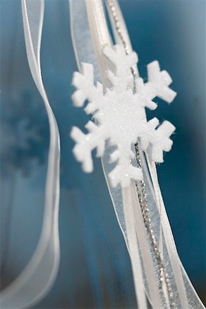 simsearch:659-02214078,k - Décoration de Noël : flocon de neige et blanc ruban de feutre Photographie de stock - Premium Libres de Droits, Code: 659-02213876