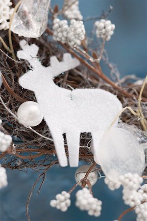 simsearch:659-02213882,k - White reindeer on Christmas wreath (close-up) Fotografie stock - Premium Royalty-Free, Codice: 659-02213877