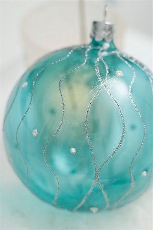 simsearch:659-06307376,k - Pale blue Christmas tree bauble Foto de stock - Sin royalties Premium, Código: 659-02213887