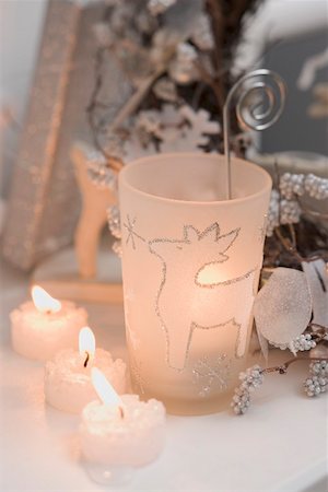 simsearch:659-02212455,k - Tealights, windlight with reindeer design & Christmas wreath Fotografie stock - Premium Royalty-Free, Codice: 659-02213883