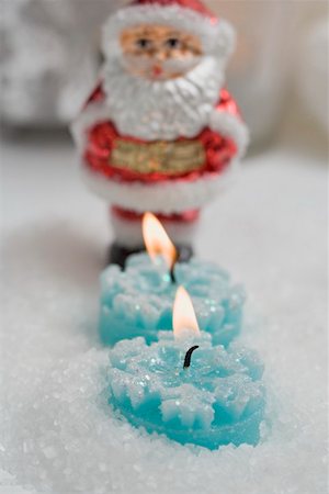 simsearch:659-02213882,k - Tealights and Father Christmas (Christmas tree ornament) Fotografie stock - Premium Royalty-Free, Codice: 659-02213892