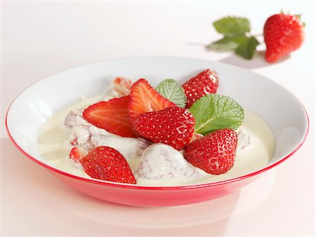 Strawberries in mascarpone cream Foto de stock - Sin royalties Premium, Código: 659-02213910