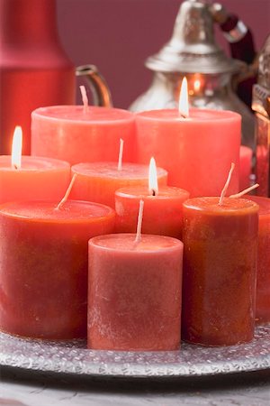 Various red candles on tray, teapot in background Stock Photo - Premium Royalty-Free, Code: 659-02213921