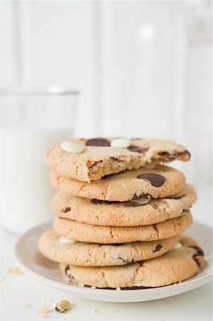 Chocolate chip cookies, one with a bite taken, & glass of milk Stock Photo - Premium Royalty-Free, Code: 659-02213939