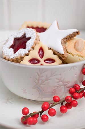 simsearch:659-02213379,k - Assorted Christmas biscuits in bowl Foto de stock - Royalty Free Premium, Número: 659-02213944