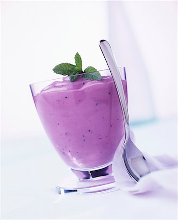 simsearch:659-06901233,k - Yaourt de fruits à la menthe dans un verre Photographie de stock - Premium Libres de Droits, Code: 659-03524016