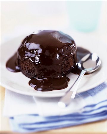 Chocolate pudding with chocolate sauce Foto de stock - Sin royalties Premium, Código: 659-03524018