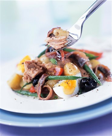 simsearch:659-08419175,k - Salade niçoise with tuna and anchovies Foto de stock - Sin royalties Premium, Código: 659-03524019