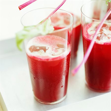 fruchtsaft - Rote Beete, Ingwer und Apfelsaft auf dem Eis Stockbilder - Premium RF Lizenzfrei, Bildnummer: 659-03524025