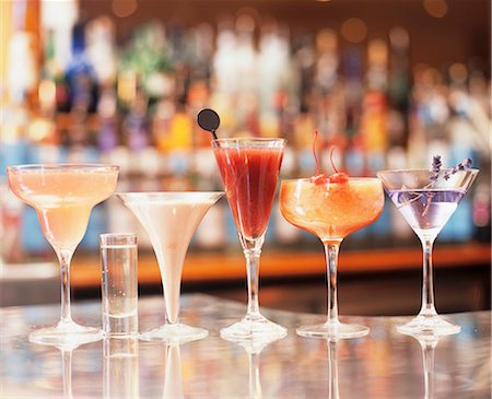 sortiment - Verschiedene Cocktails auf eine bar Stockbilder - Premium RF Lizenzfrei, Bildnummer: 659-03524020