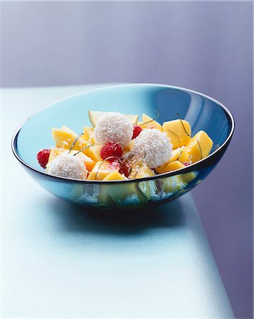 simsearch:659-01854693,k - Mango salad with raspberries and coconut balls Fotografie stock - Premium Royalty-Free, Codice: 659-03524045