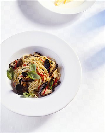 simsearch:659-03534608,k - Spaghetti with mussels and basil Fotografie stock - Premium Royalty-Free, Codice: 659-03524047