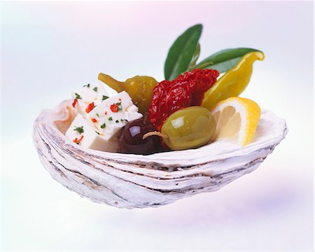 feta - Feta with olives and chillies in a shell Foto de stock - Sin royalties Premium, Código: 659-03524040